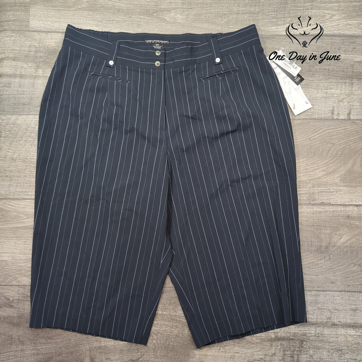 Larry Levine Womens Plus Size City Shorts Navy Pinstripe Bermuda NWT Size 20W