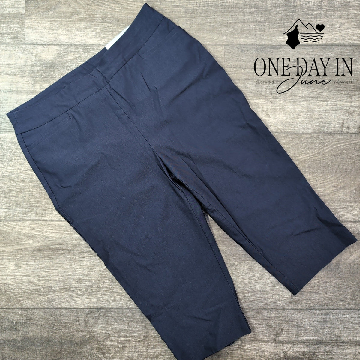 Chico's So Slimming Brigitte Slim Leg Crop Pants Classic Navy NWT Size 10