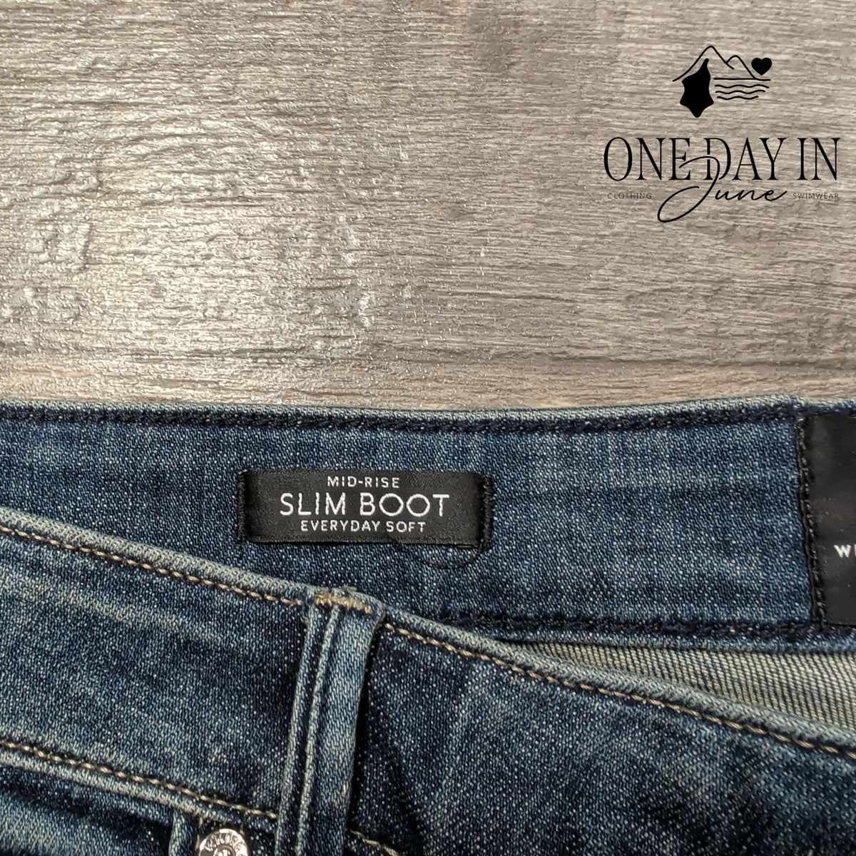White House Black Market Market Mid Rise Slim Bootcut Jeans Blue NWT Size 18S