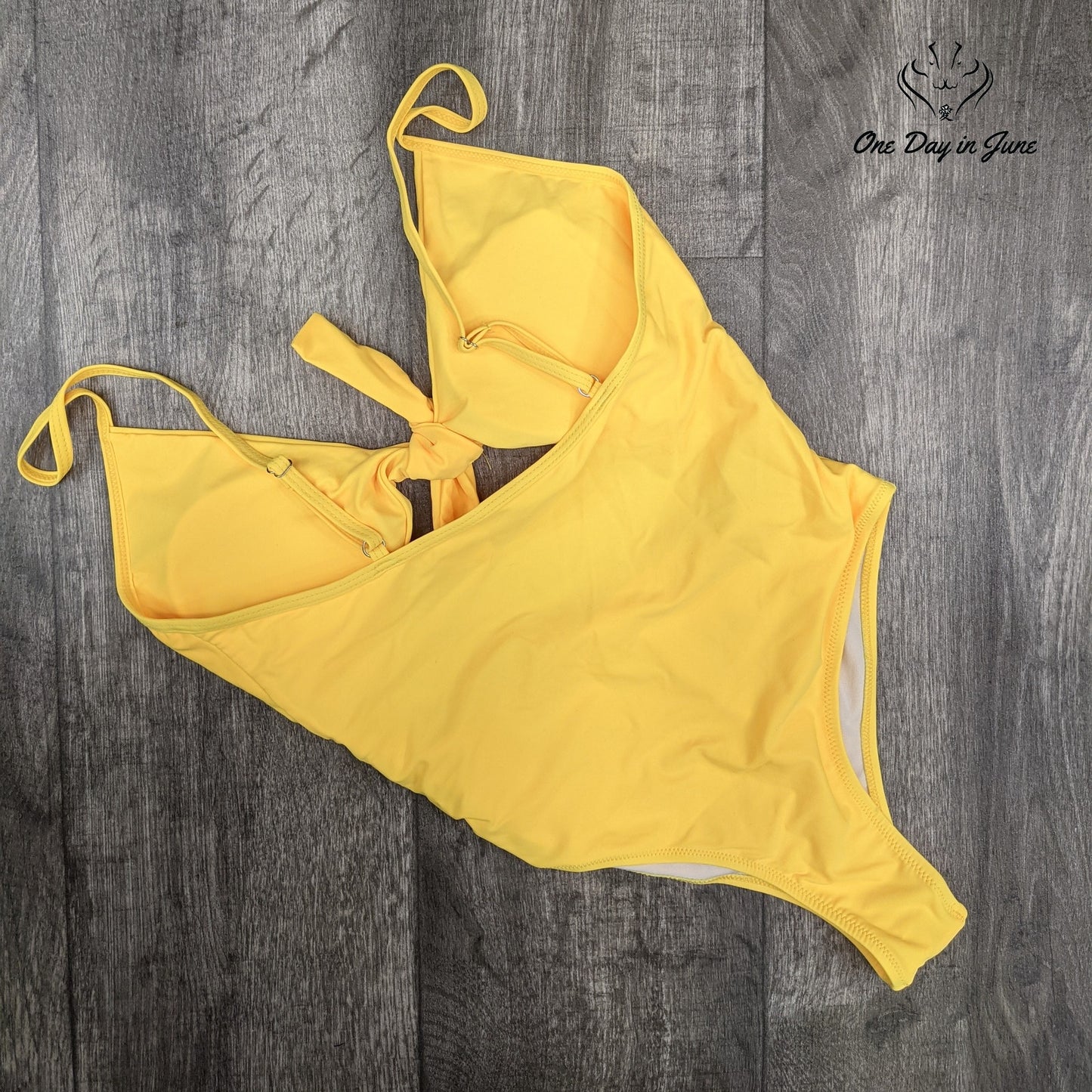 Qearal Tie Knot Cut Out One Piece Size M