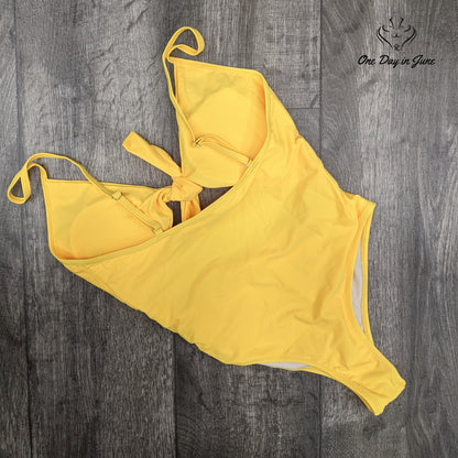 Qearal Tie Knot Cut Out One Piece Size M