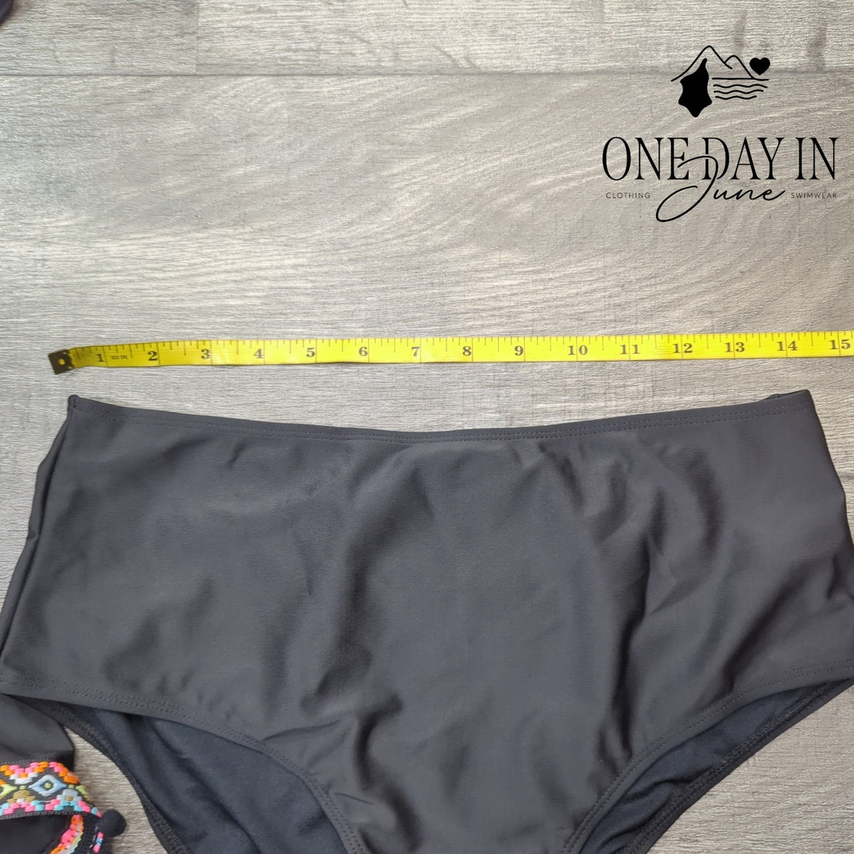 CharmLeaks 3 Piece Bikini Swimsuit Black Pom Pom Trim Shorts Boho Size 0XL