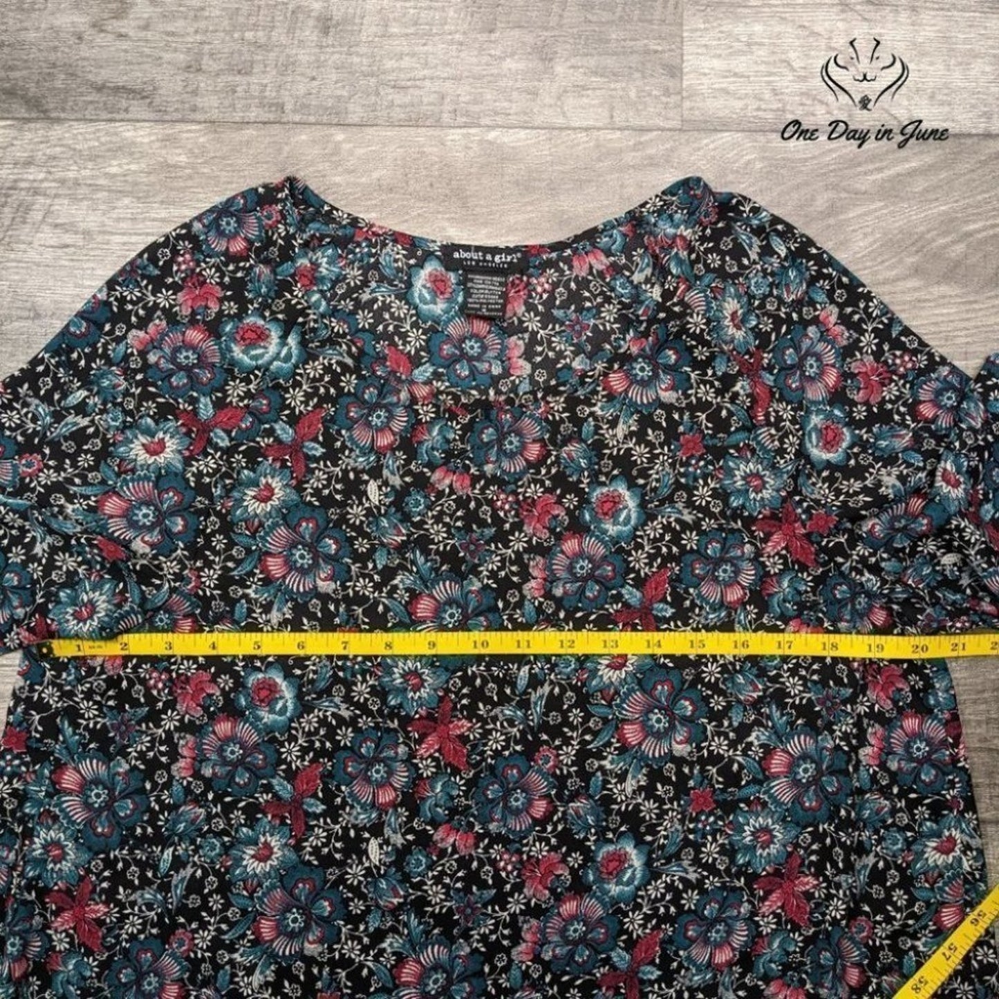 About a Girl Light Floral Top Size S