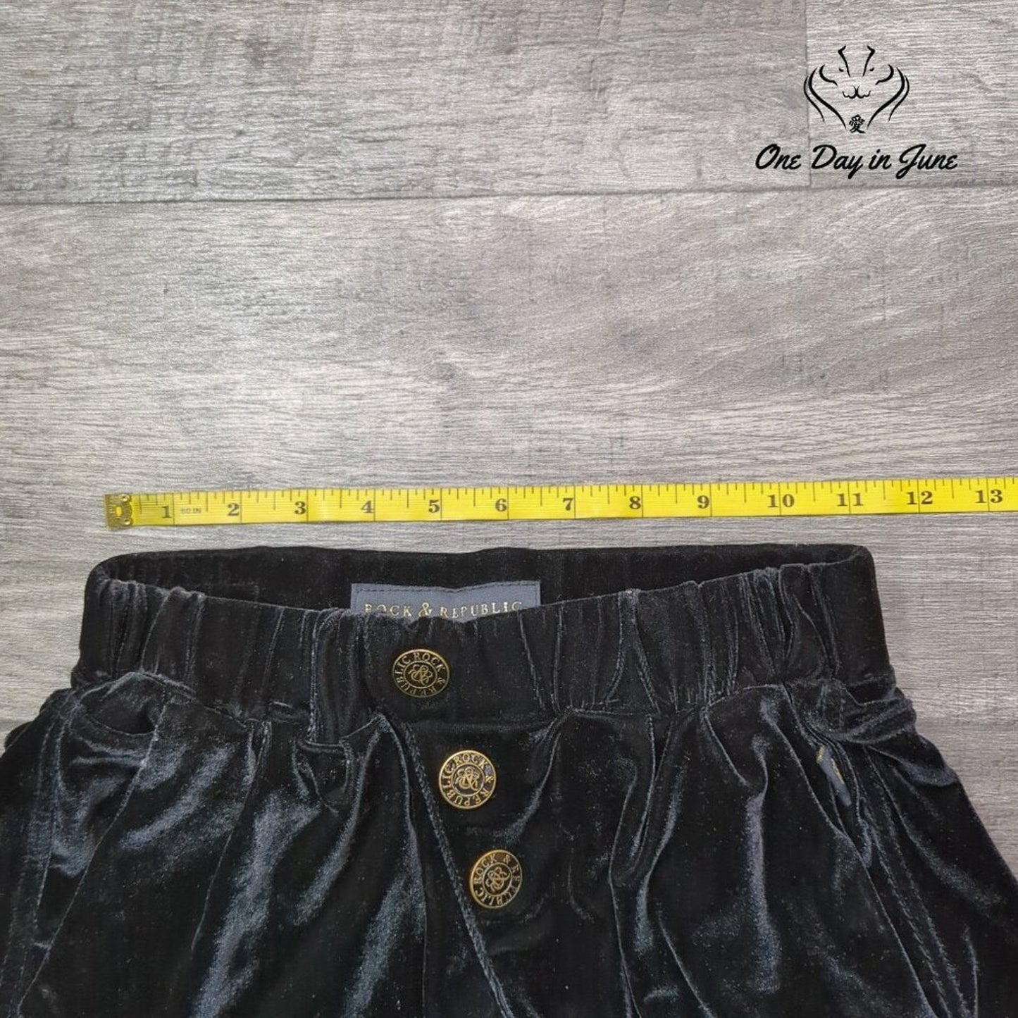 Rock & Republic Black Velvet Pull On High Rise Shorts Size 2