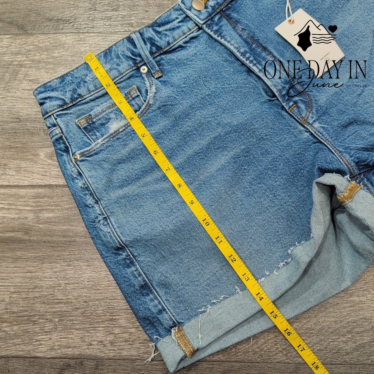 Good American Good Girlfriend Petite Denim Shorts Distressed NWT Size 14