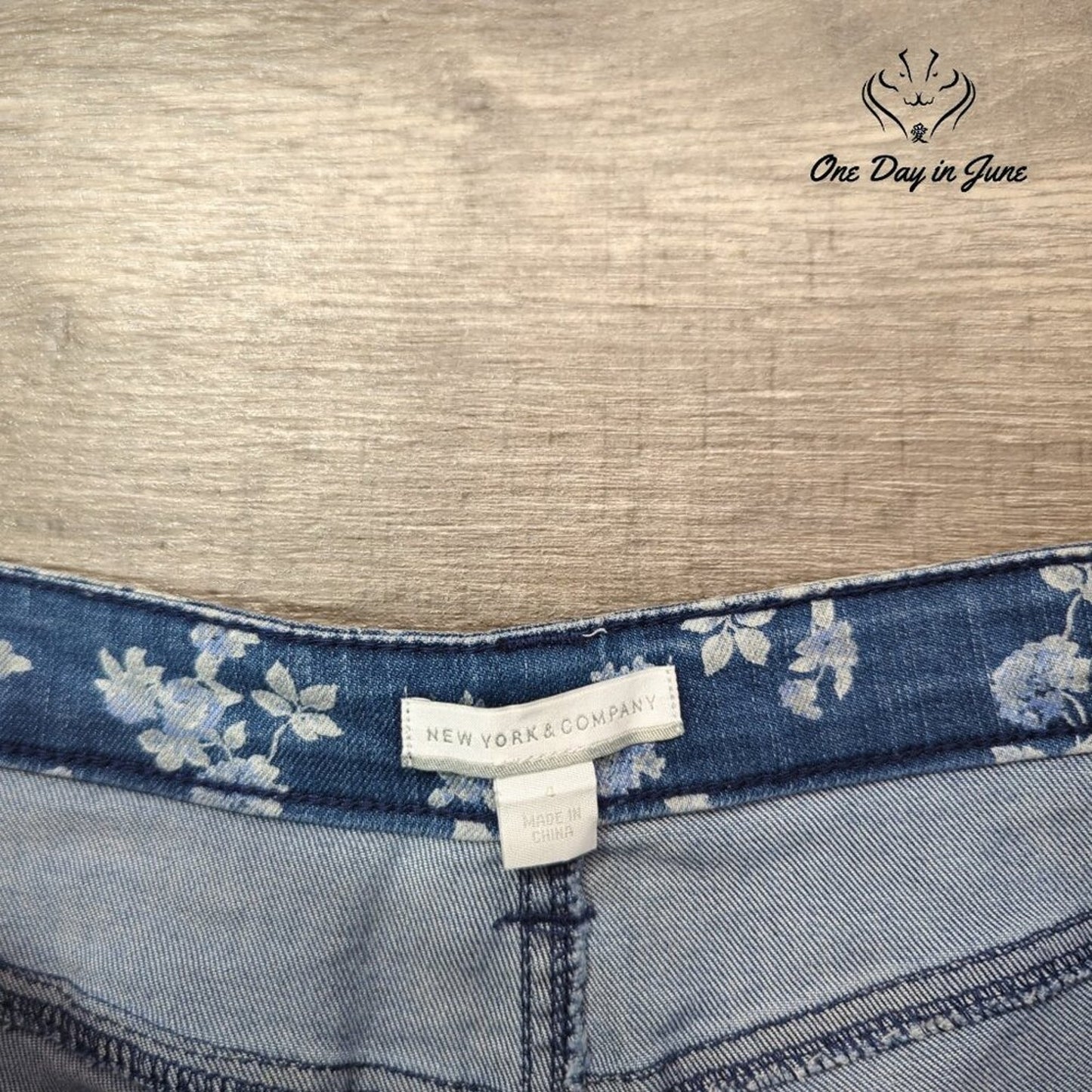 New York & Company Floral Print Denim Shorts Size 4
