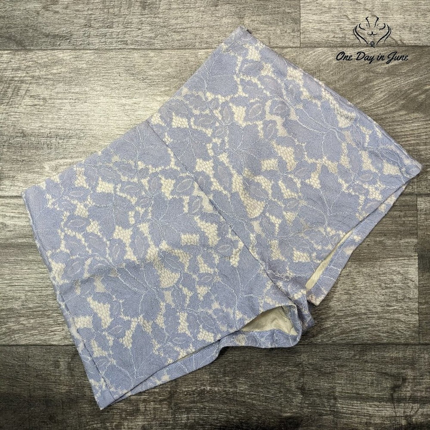 She + Sky Textured Shorts Size L