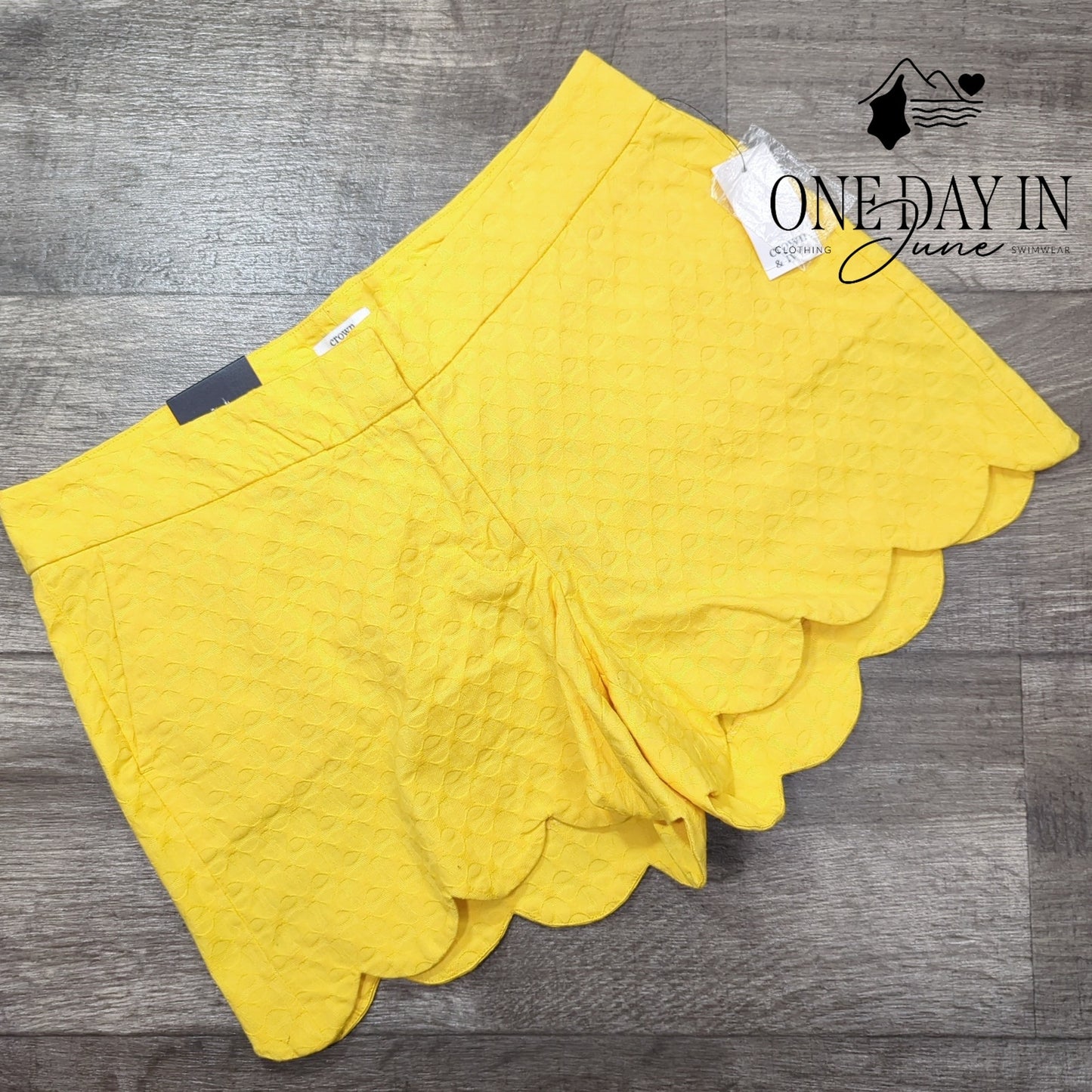 Crown & Ivy Scallop Edge Flat Front Shorts Size 10