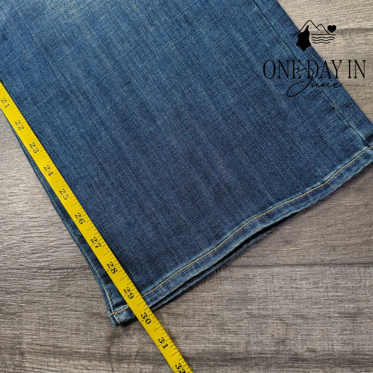 White House Black Market Market Mid Rise Slim Bootcut Jeans Blue NWT Size 18S