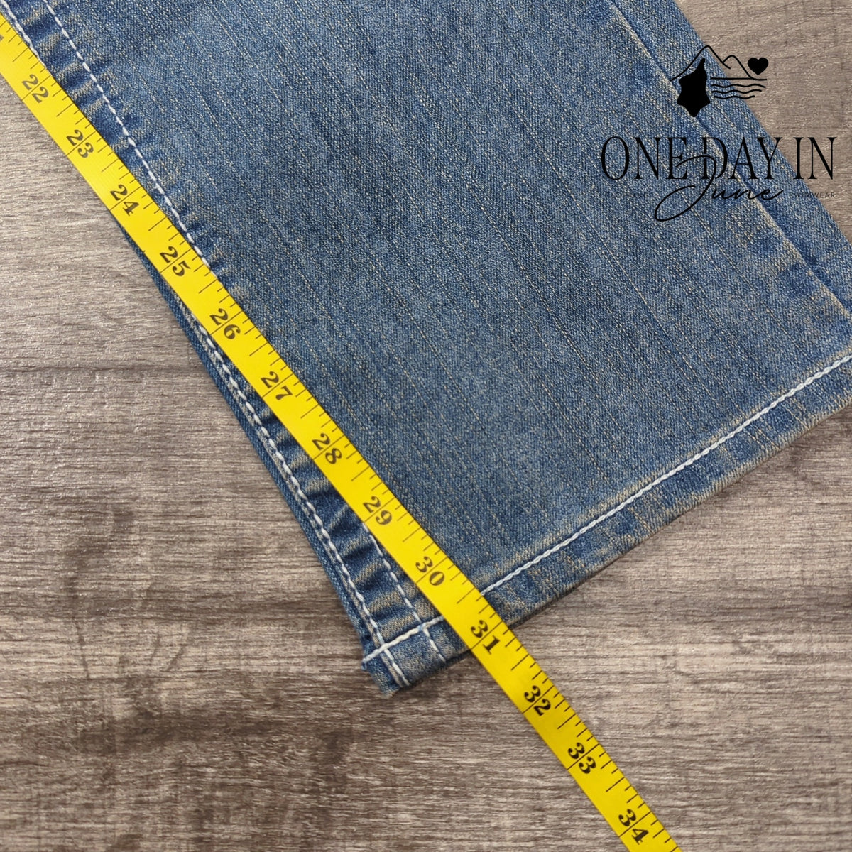 True Religion Low Rise Straight Leg Jeans Crystal Medium Wash NWT Size 6 (28)