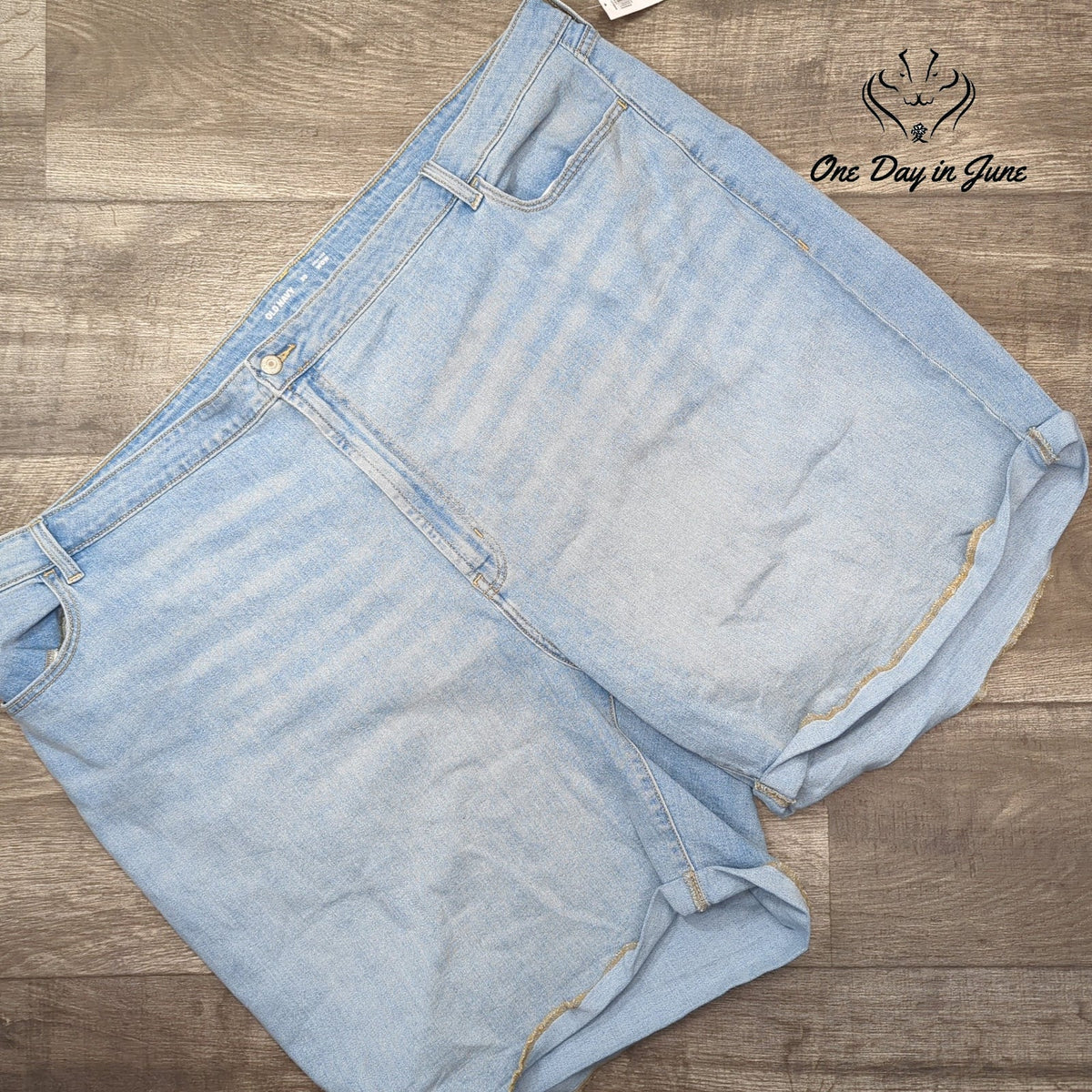 Old Navy High Rise Wow Denim Shorts Plus Light Wash Cuffed NWT Size 30