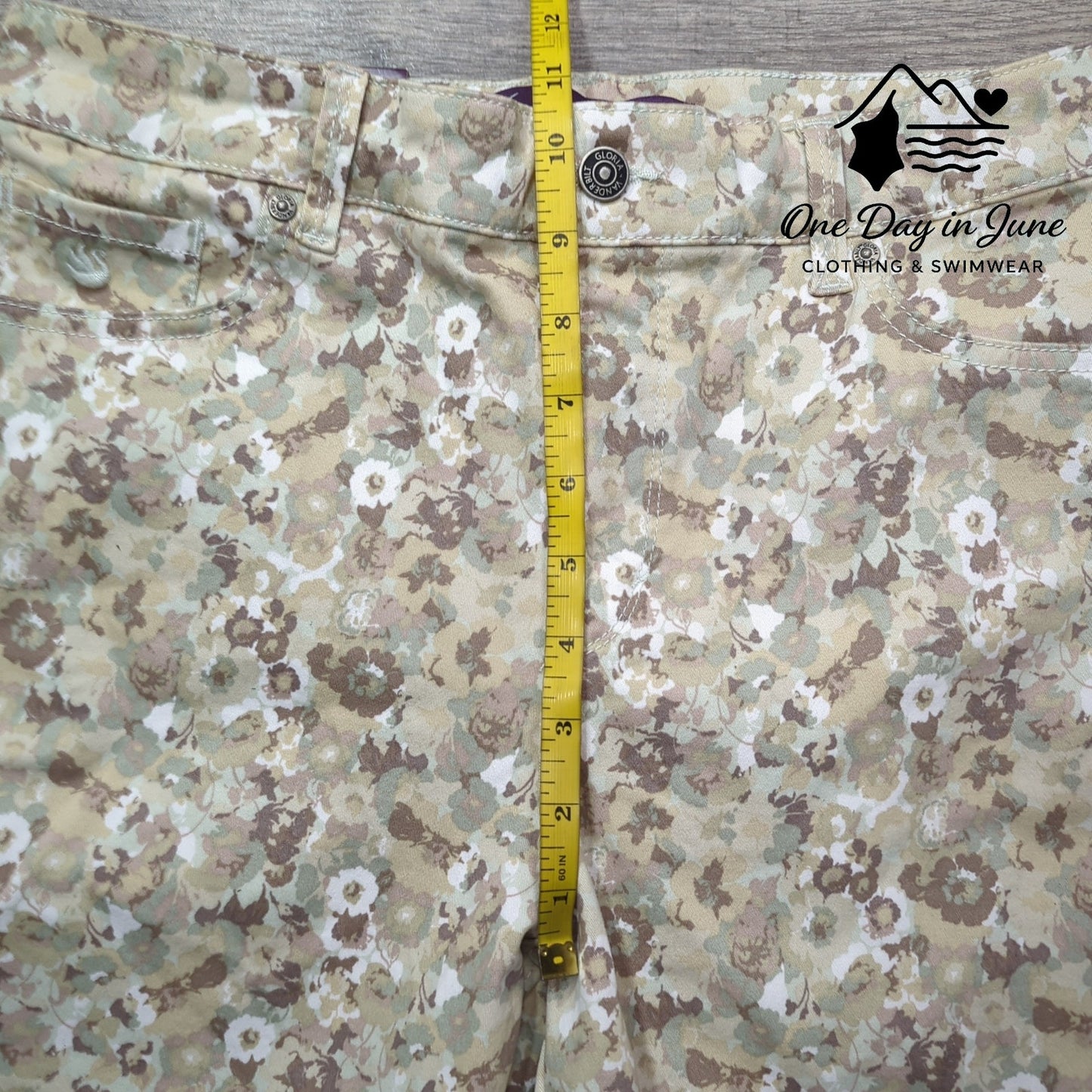 Gloria Vanderbilt Amanda 2.0 Slim Leg Classic Rise Floral Jeans Size 10 Short