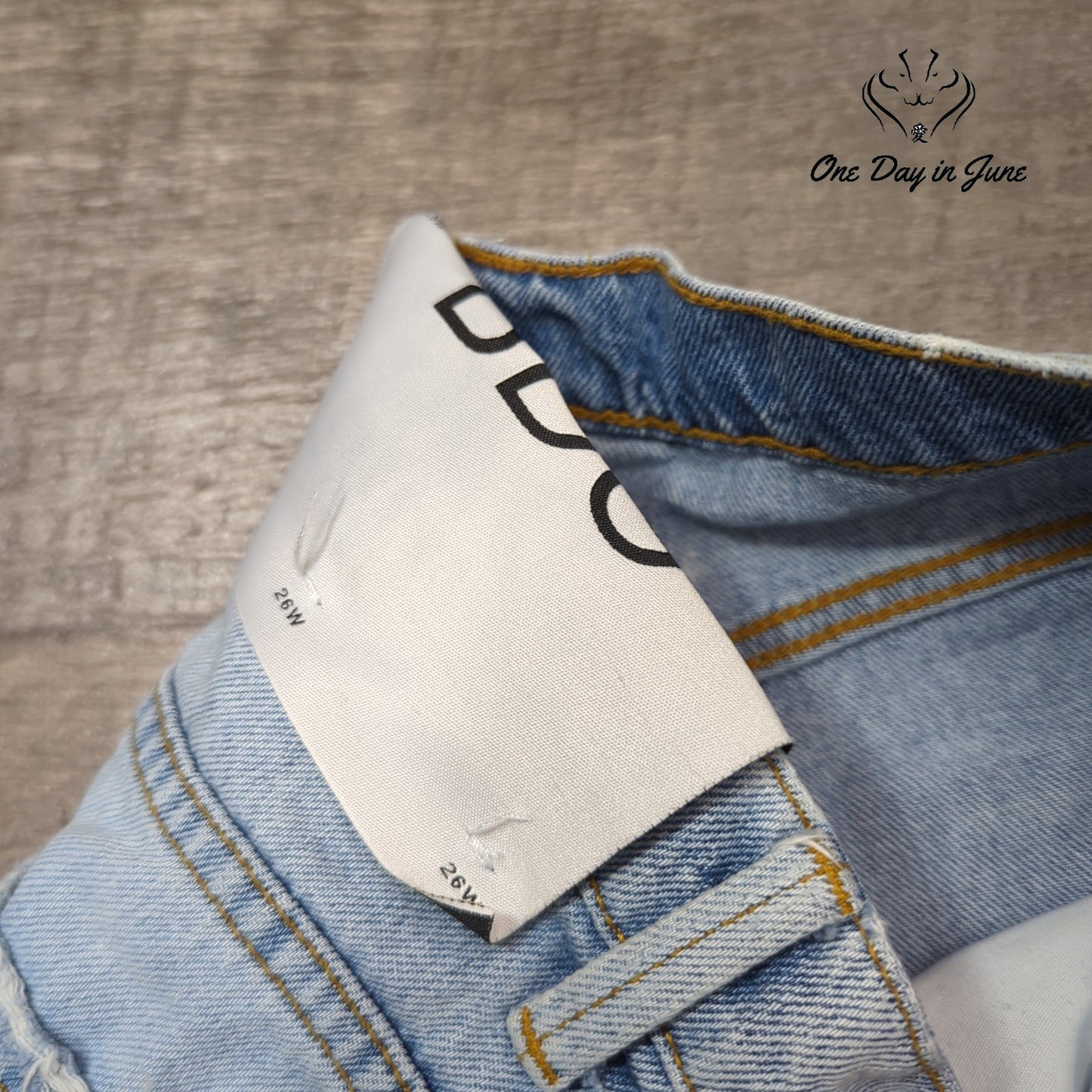 BDG Distressed Jeans Size 26 (2)