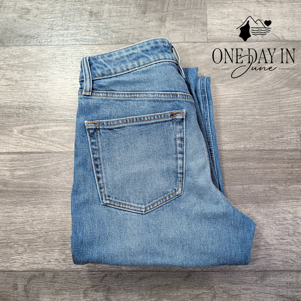 Calvin Klein High Rise Straight Leg Jeans Medium Wash NWT Size 4S (27S)