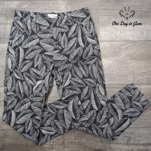 Merona Tropical Leaf Print Stretch Ankle Pants Black White Size 2