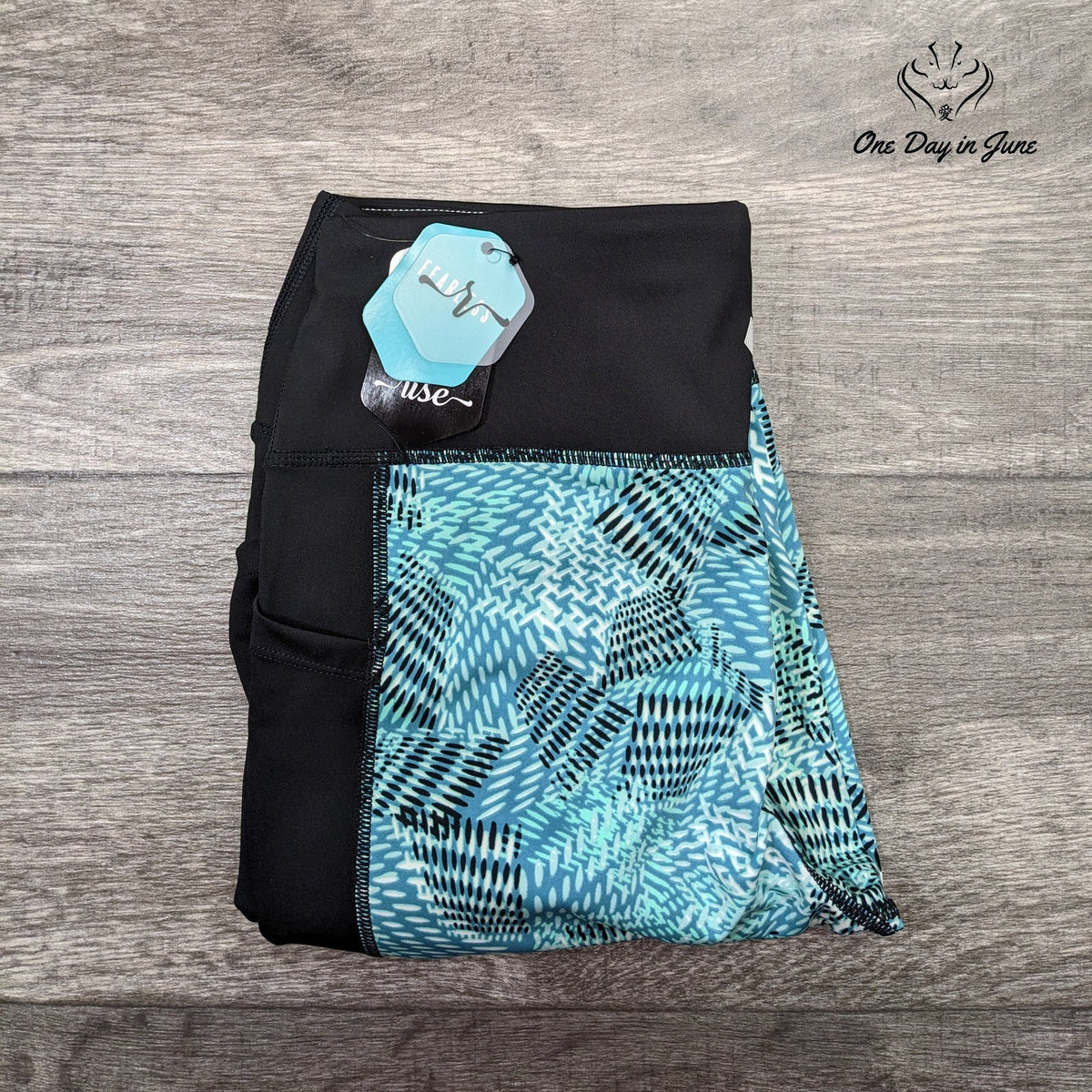 Rise LuLaRoe Activewear Capri Leggings Blue Geometric Print Pockets Size L