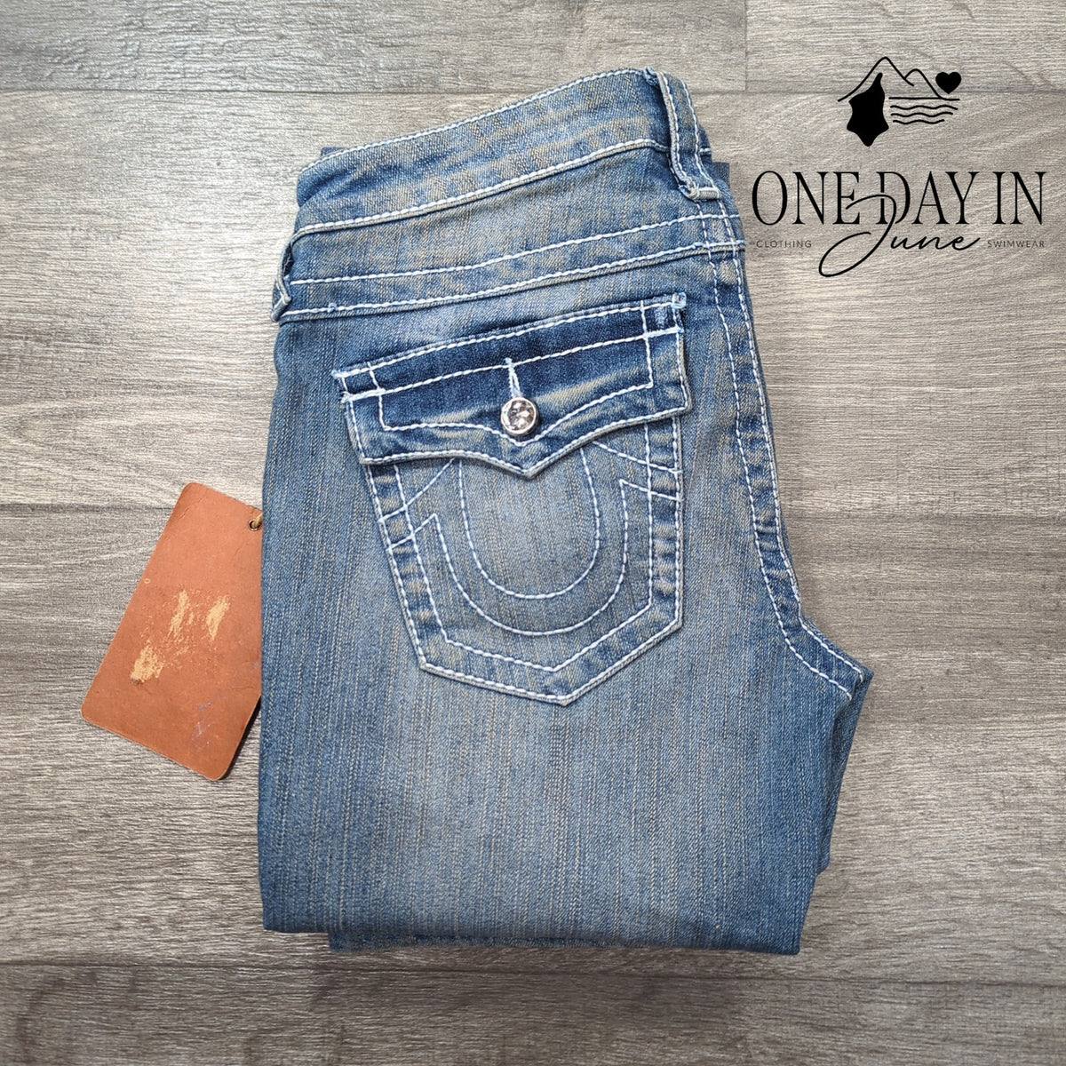 True Religion Low Rise Straight Leg Jeans Crystal Medium Wash NWT Size 6 (28)