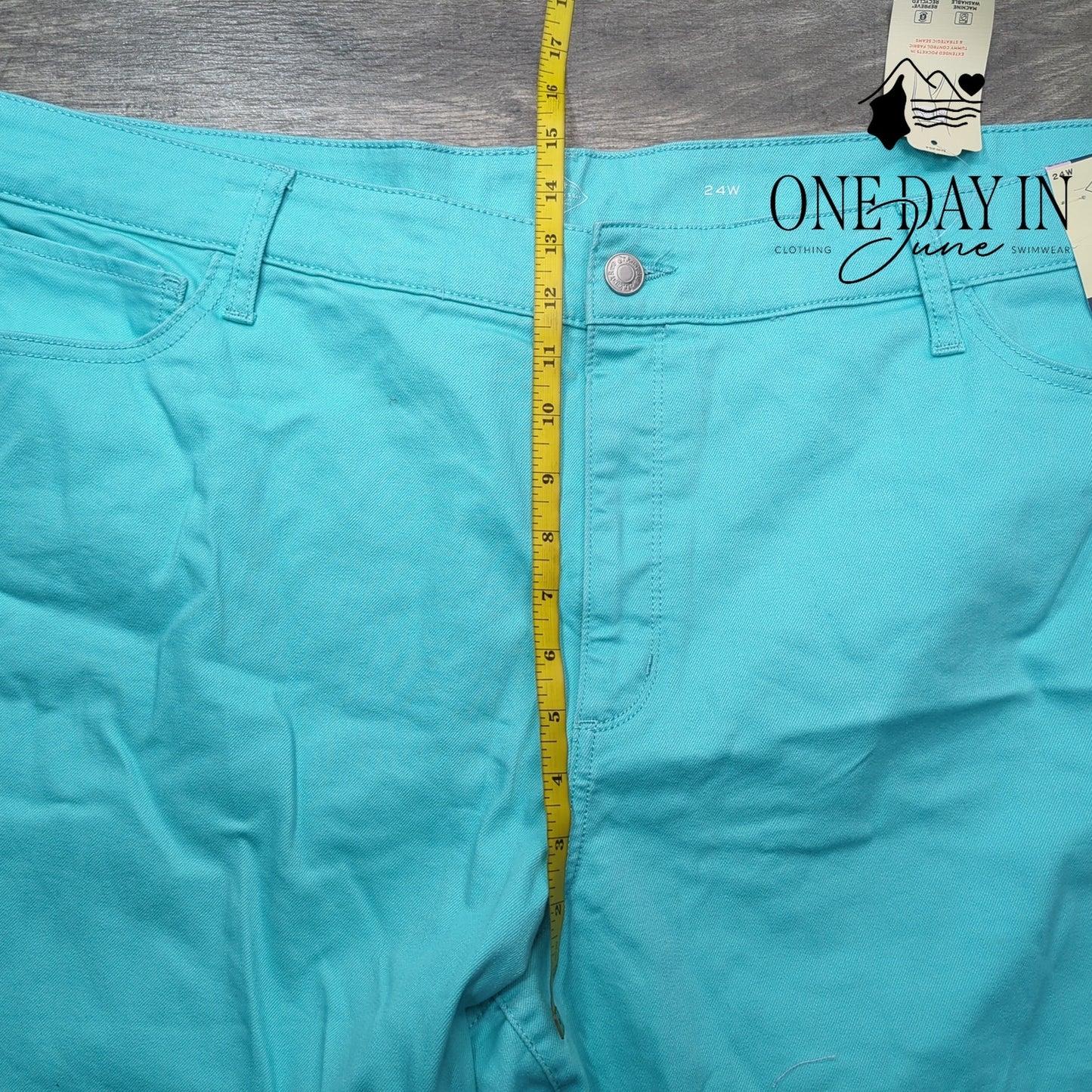 St. John's Bay Plus Size Mid Rise Capri Pants Size 24W