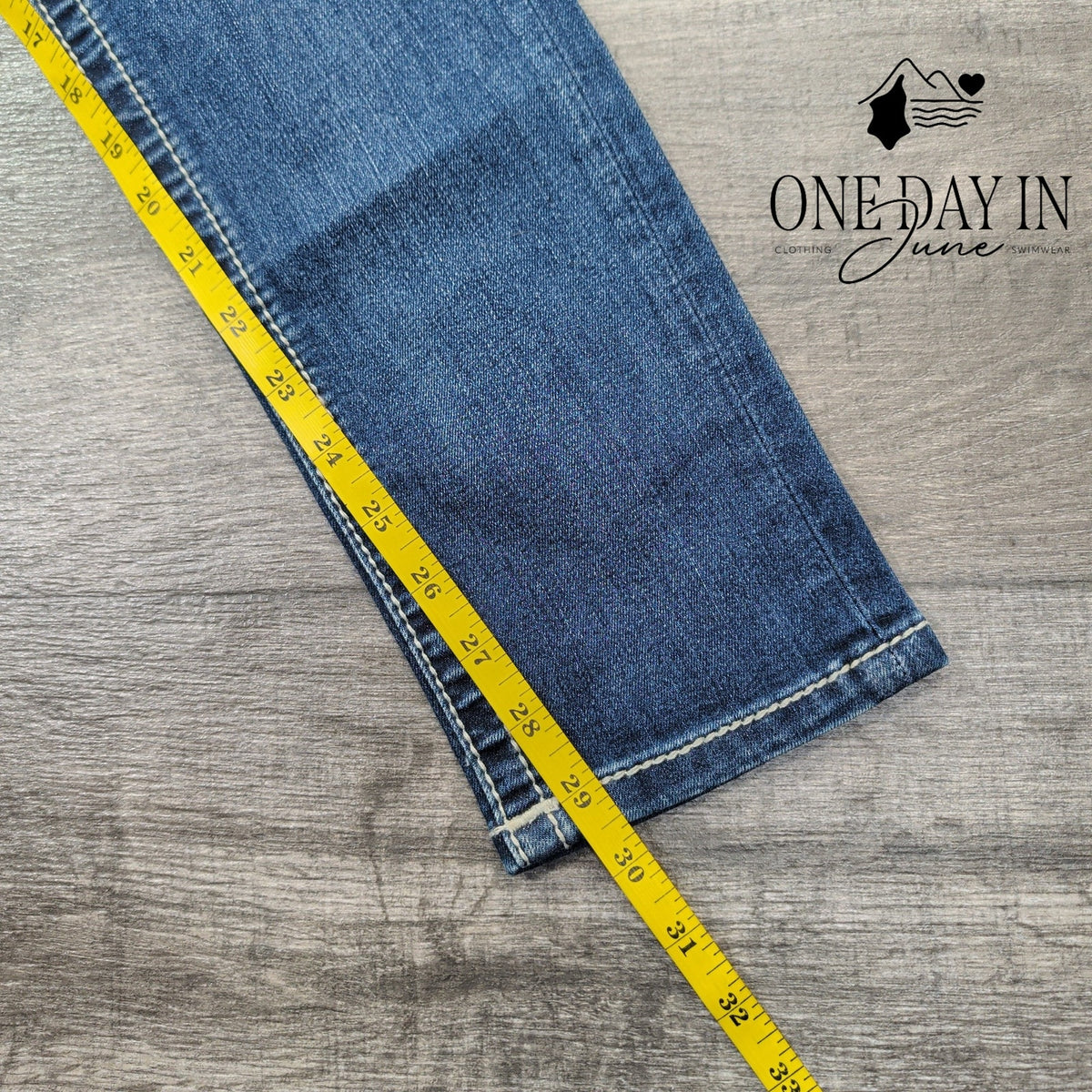 Miss Me Mid Rise Skinny Jeans Medium Blue Distressed NWT $109.50 Size 4 (27)
