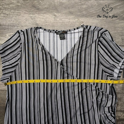 Robert Louis Short Sleeve Cross Front Top Size L