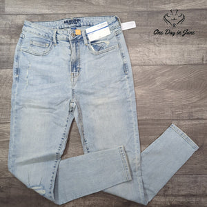 Arizona Jean Co. Juniors High Rise Distressed Skinny Jeans Light Wash NWT Size 9
