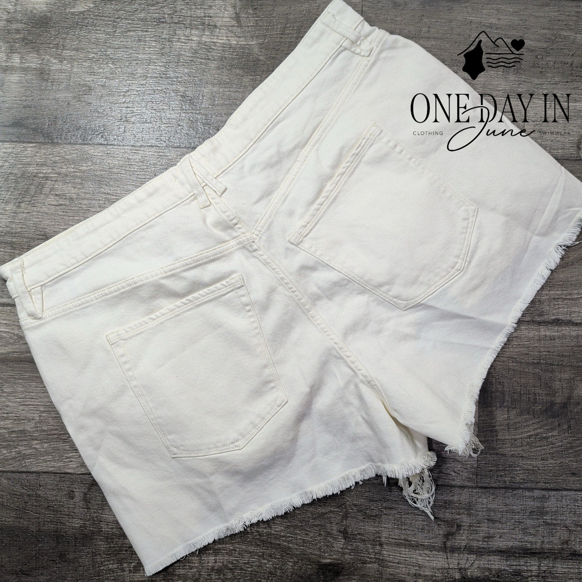 Good American Cut Off Denim Shorts Cloud White Frayed Hem NWT Size 16