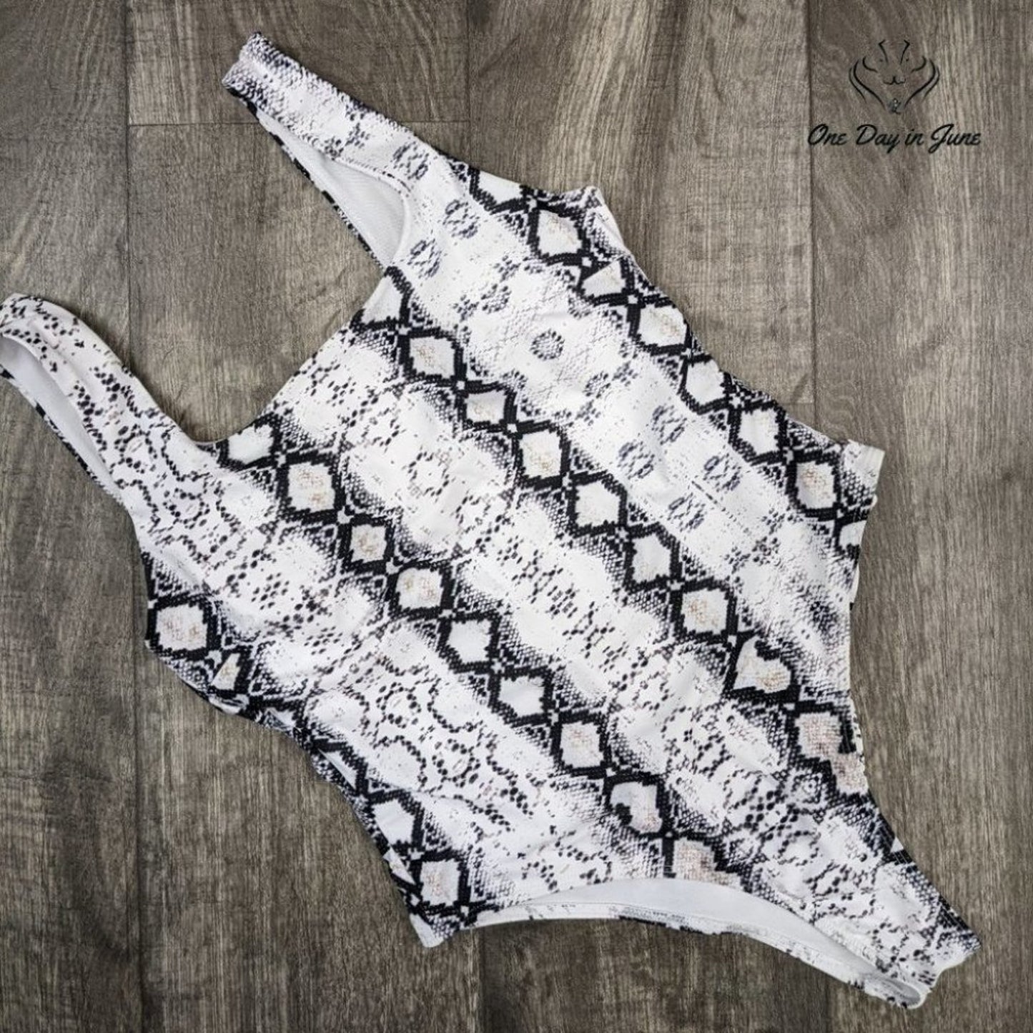 Prettygarden U Neck One Piece Swimsuit Size M