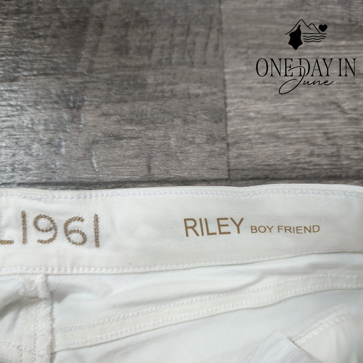 DL1961 Riley Boyfriend Distressed Jeans Mania White NWT Size 00 (24)