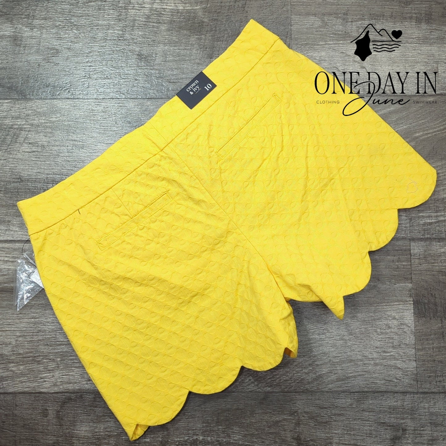 Crown & Ivy Scallop Edge Flat Front Shorts Size 10