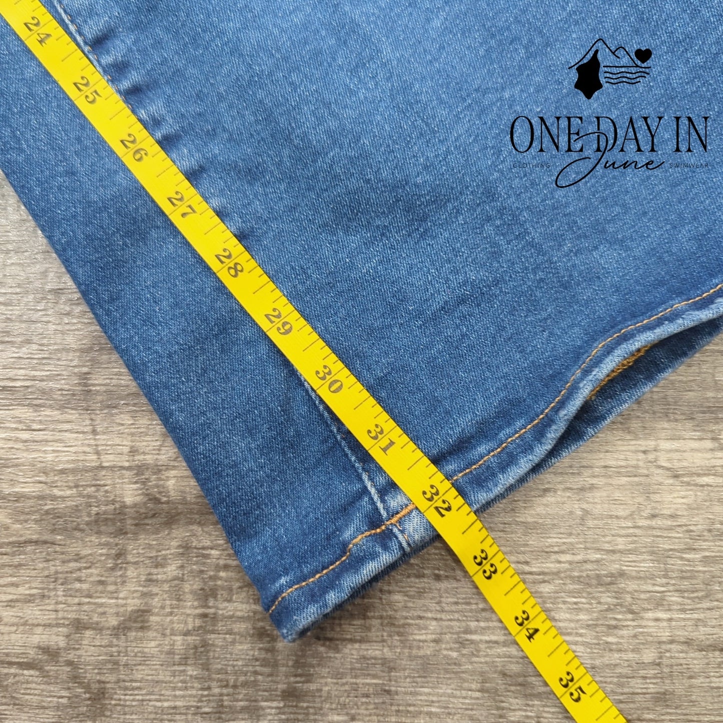 Good American Juniors Good Legs Flare Jeans Size 1