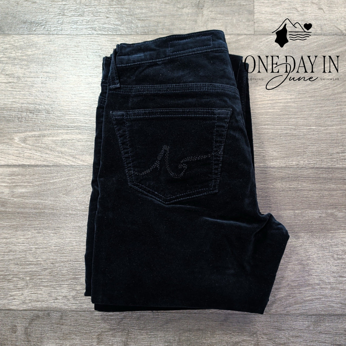AG Adriano Goldschmied The Angel Low Rise Bootcut Velveteen Navy NWT Size 4 (27)