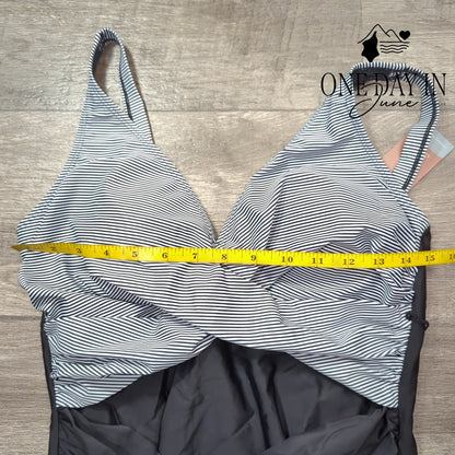Smismivo Twist Front One Piece Swimsuit Size L