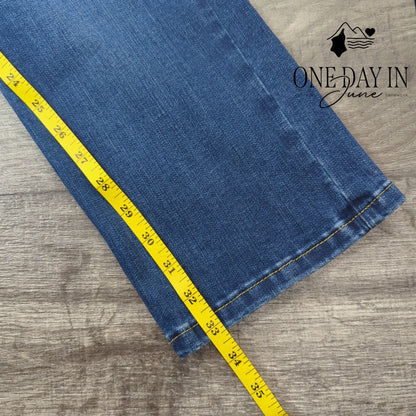 Wrangler High Rise True Straigh Jeans Size 4T (27X34)