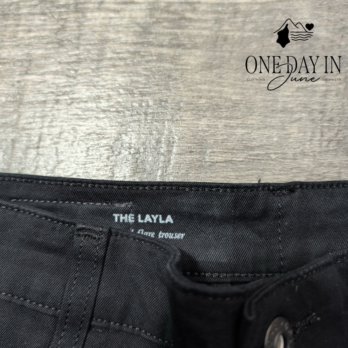 AG Adriano Goldschmied The Layla Cropped Flare Trouser Pants Black NWT 27 Size 4