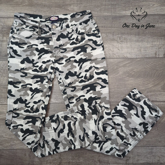Zoey Beth Camoflage Jeans Size L