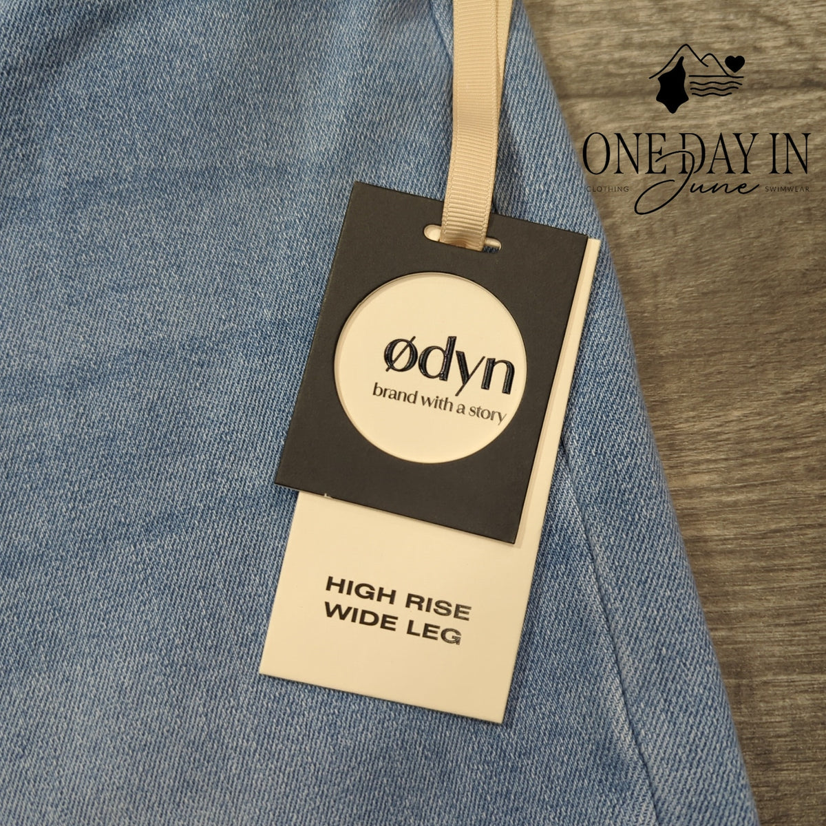 Odyn High Rise Wide Leg Jeans Light Wash Double Button NWT Size 2