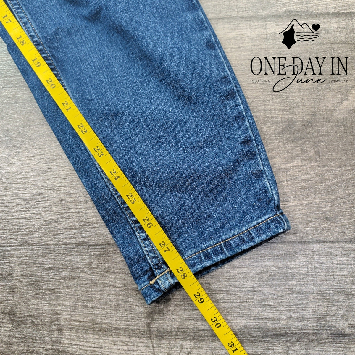 Calvin Klein Plus Size Mid Rise Skinny Distressed Jeans Blue NWT Size 20W