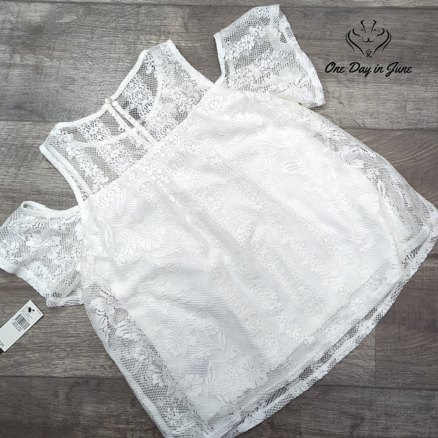 A. Byer Cold Shoulder Top Size M