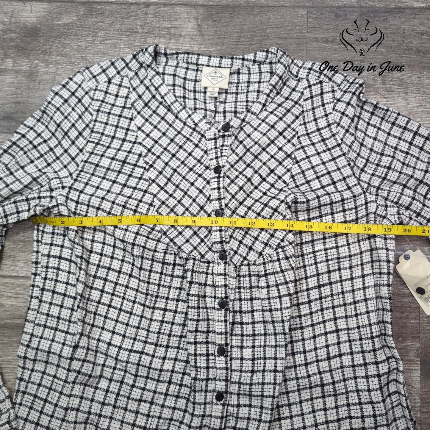 St. John's Bay Button Front Long Sleeve Top Size M