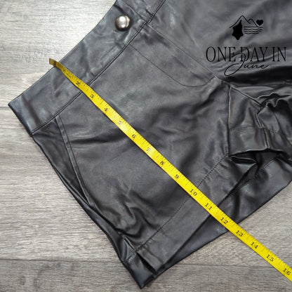 Osenboye Faux Leather Shorts Size 7