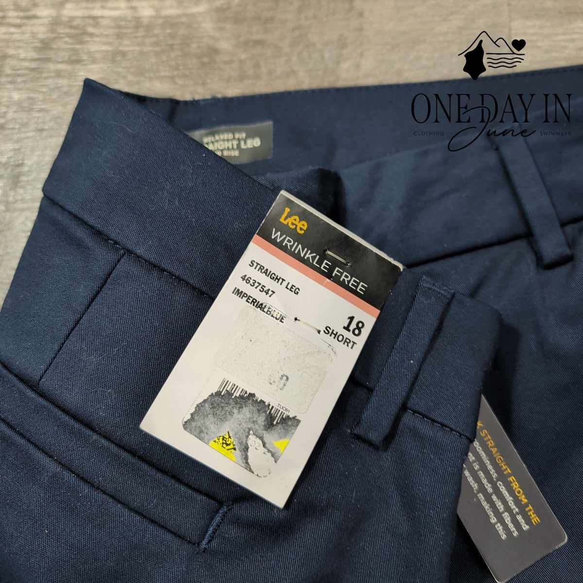 Lee Wrinkle Free Relaxed Fit Straight Leg Pants Short Navy NWT Size 18 Short
