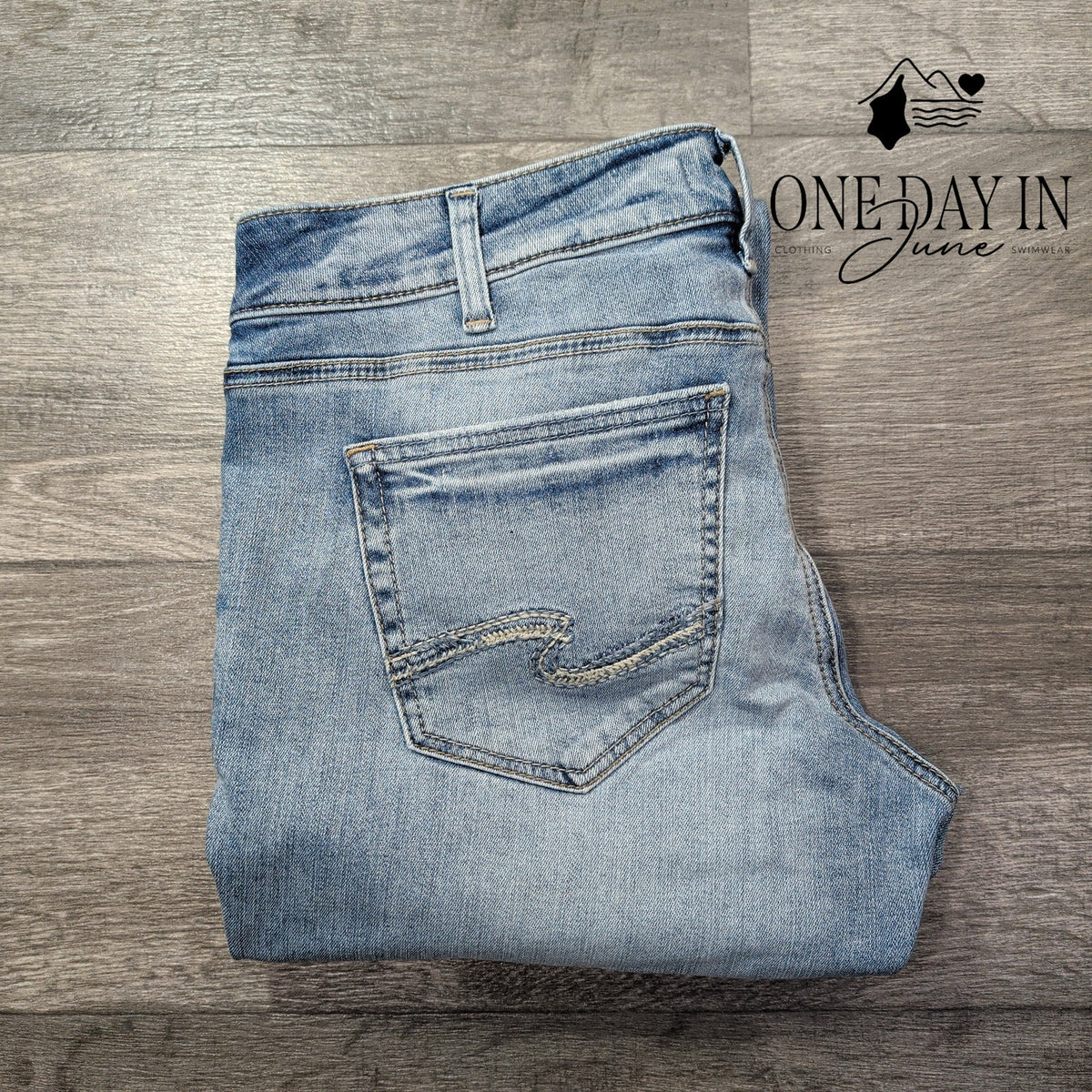 Silver Jeans Co Britt Curvy Low Rise Slim Bootcut Jeans NWT Size 34X31 (18)