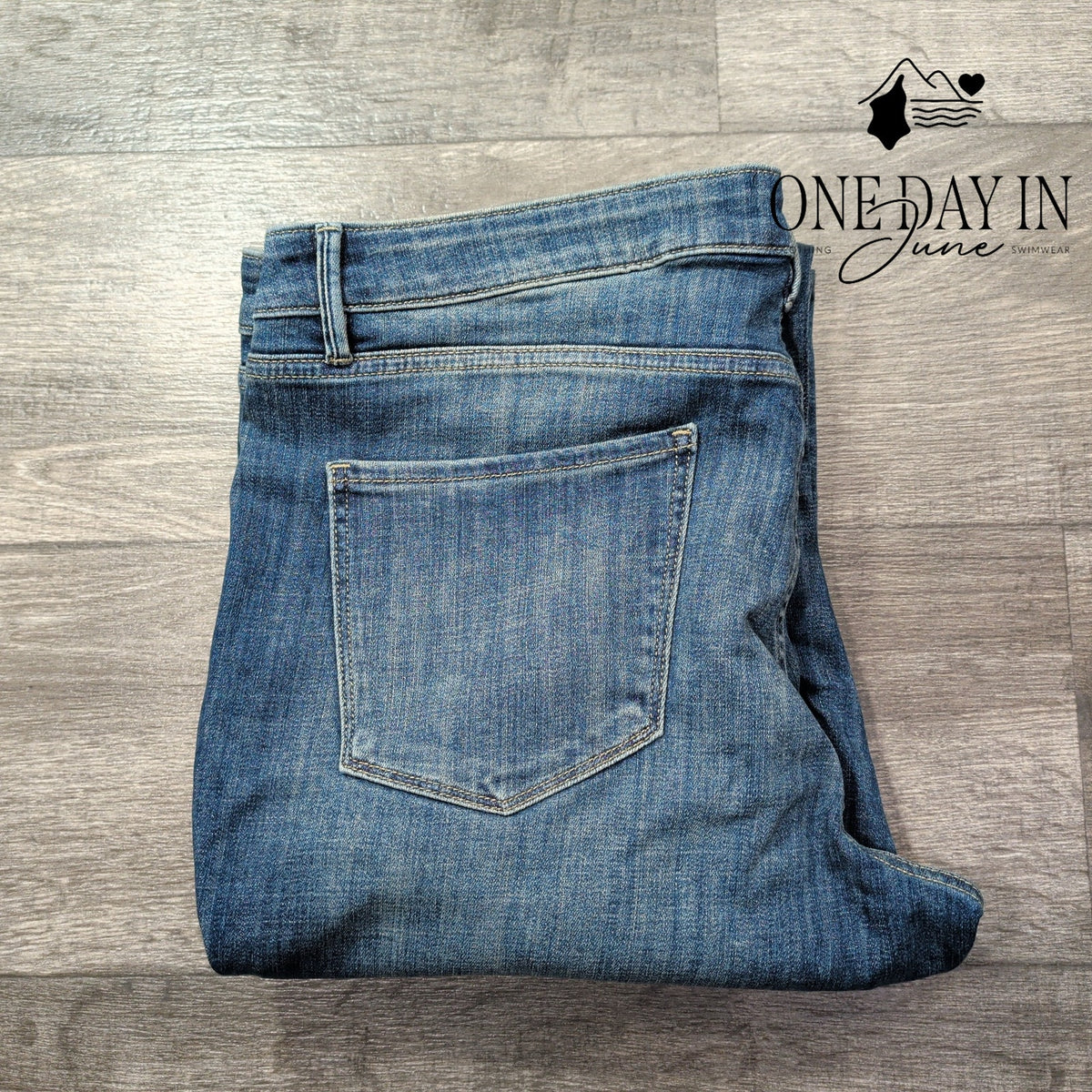 White House Black Market Market Mid Rise Slim Bootcut Jeans Blue NWT Size 18S