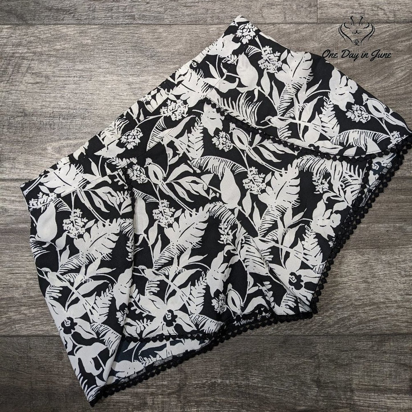 Jessica Simpson Lace Edge Light Casual Shorts Size M