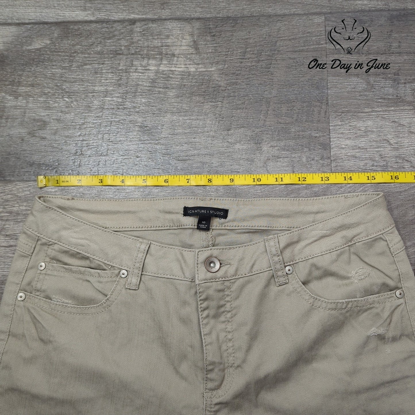 Signature Studio Straight Leg Distressed Jeans Size 10