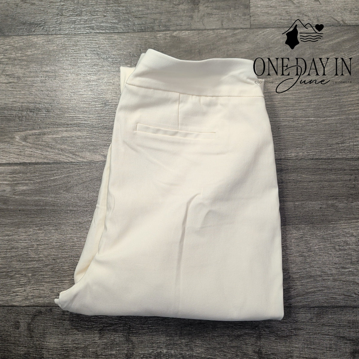 Chico's So Slimming Brigitte Slim Leg Crop Pants White NWT Size Chico's 1.5 (10)