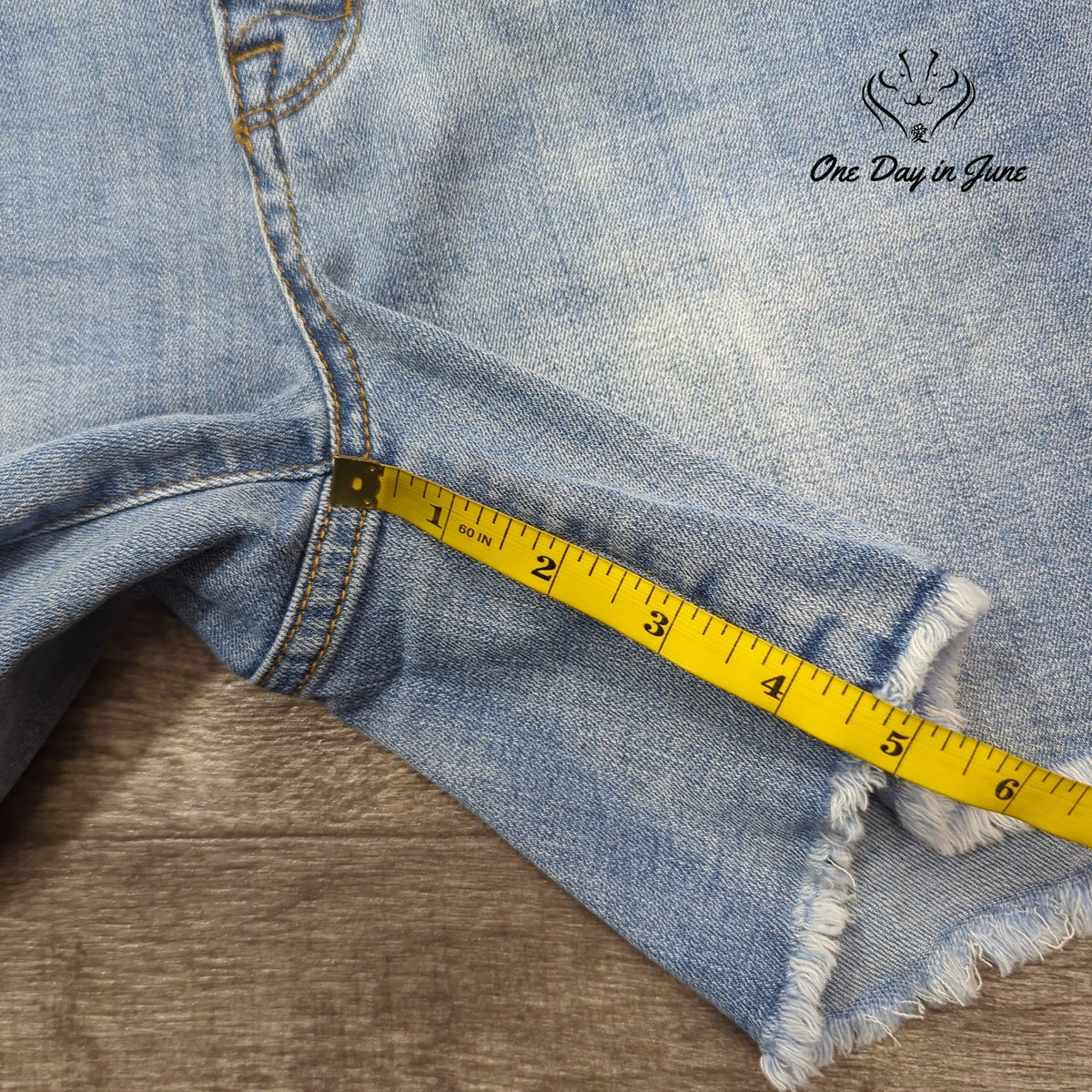 Seven7 Weekend Denim Shorts 5 Inch Inseam Light Wash Frayed Hem NWT Size 4