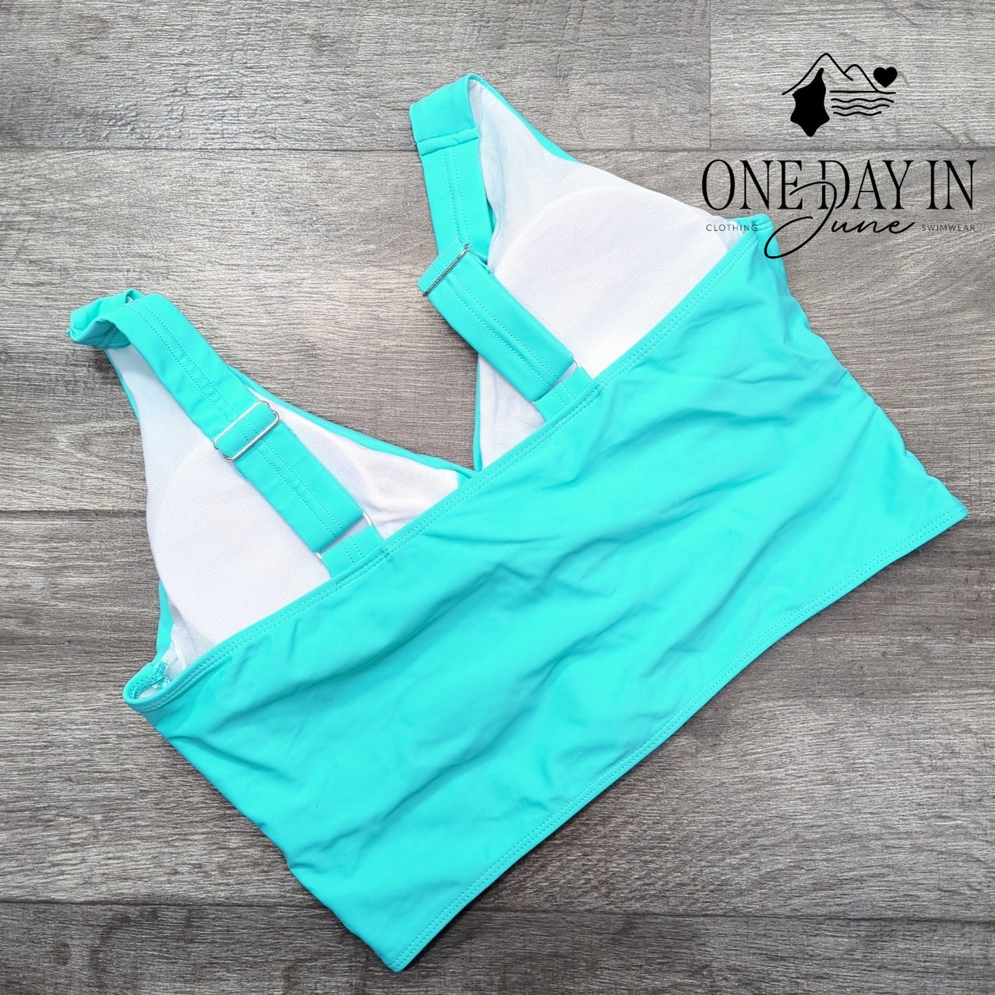CharmLeaks Twist Front Keyhole Bikini Top Size 2XL