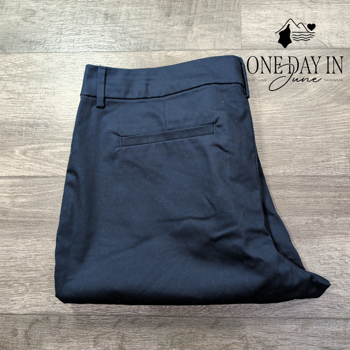 Lee Wrinkle Free Relaxed Fit Straight Leg Pants Short Navy NWT Size 18 Short