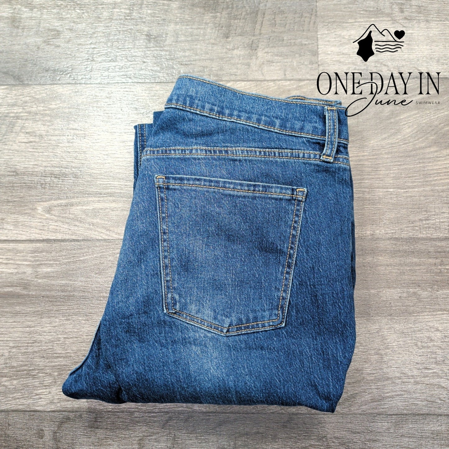 Old Navy Wow Boyfriend Mid Rise Straight Ankle Jeans Medium Wash NWT Size 14